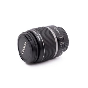 Sigma 30mm f/1.4 DC DN Sony E - Käytetty -objektiivi näkyy valkoisella taustalla objektiivin suojus päällä.