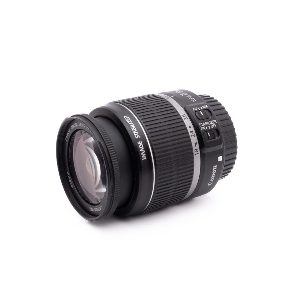 Sigma 30mm f/1.4 DC DN -objektiivi Sony E -kiinnikkeelle, jossa on merkintä "Käytetty", on esillä valkoisella pohjalla, ja siinä on musta kotelo, jossa on valkoinen merkintä.