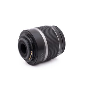 Sigma 30mm f/1.4 DC DN Sony E - Käytetty musta objektiivi, jossa on hopeinen rengas, lepää kyljellään valkoista taustaa vasten, jossa näkyy objektiivin kiinnitys ja elektroniset kontaktit.