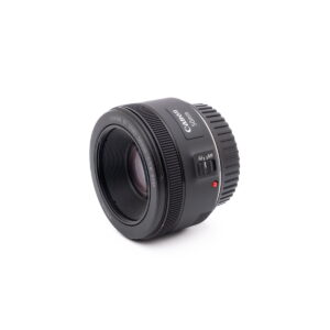Canon EOS M50 - Käytetty kamera näkyy valkoisella pohjalla, ja sen objektiivilasi, ohjauskytkin ja objektiivin kiinnitys on kuvakulmassa.