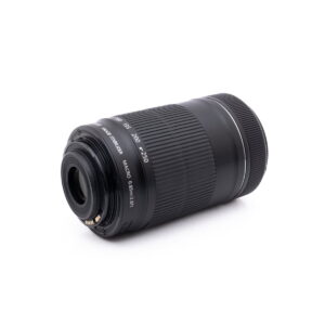 Canon 55-250mm f4-5.6-3 Sigma 30mm f/1.4 DC DN Sony E - Käytetty musta kameran zoom-objektiivi makaa kyljellään valkoista taustaa vasten, ja siinä näkyvät takakiinnitys, automaattitarkennuksen kontaktit ja polttovälin merkinnät.
