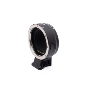 Canon EF-EOSM adapter-2 Musta Canon EOS M50 -objektiivin kiinnityssovitin, jossa on metallirengas ja elektroniset koskettimet, seisoo pystyssä valkoisella taustalla.