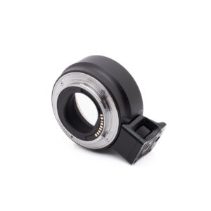 Canon EF-EOSM adapter-3 Lähikuva Canon EOS M50 - Käytetty -kameran objektiivisovittimesta, jossa on metallinen kiinnitysrengas, elektroniset koskettimet ja musta muovirunko valkoista taustaa vasten.