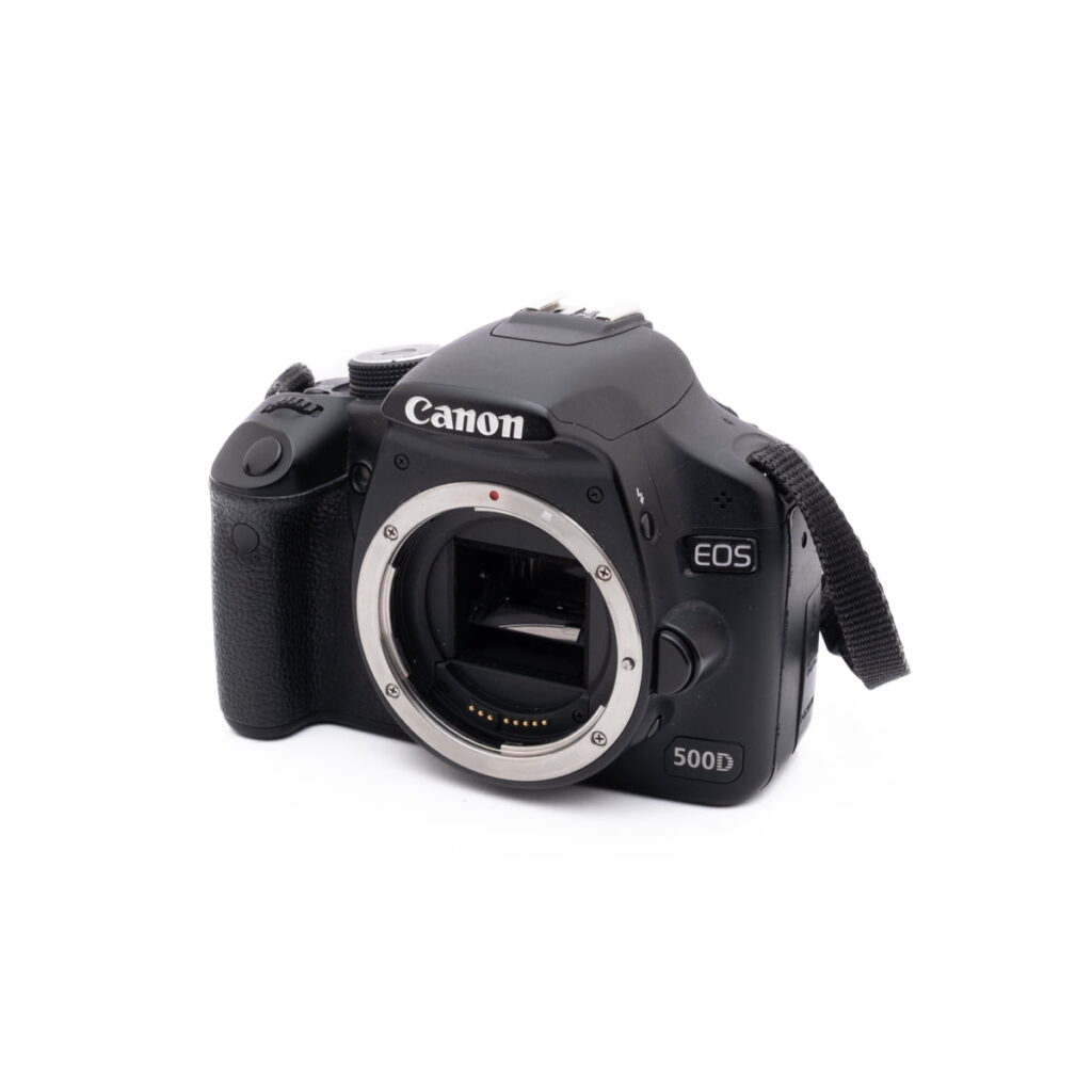 Sigma 30mm f/1.4 DC DN Sony E - Käytetty -objektiivi on kuvattu kulmassa valkoisella taustalla, ja osa objektiivin suojuksesta näkyy oikealla puolella.