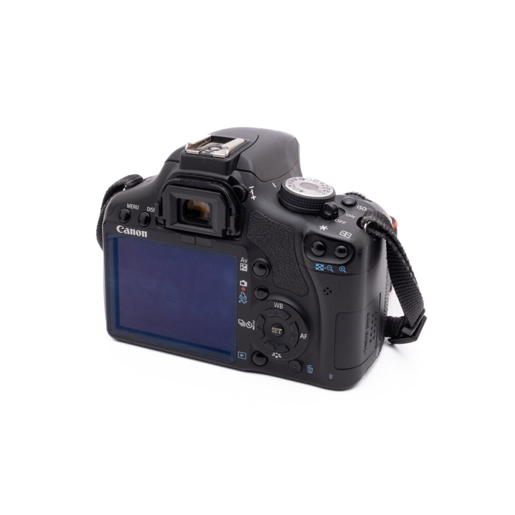 Sigma 30mm f/1.4 DC DN -objektiivi Sony E-mount -objektiiville (käytetty) näkyy takaa valkoisella pohjalla, jolloin sen kiinnitys ja säätimet tulevat esiin.
