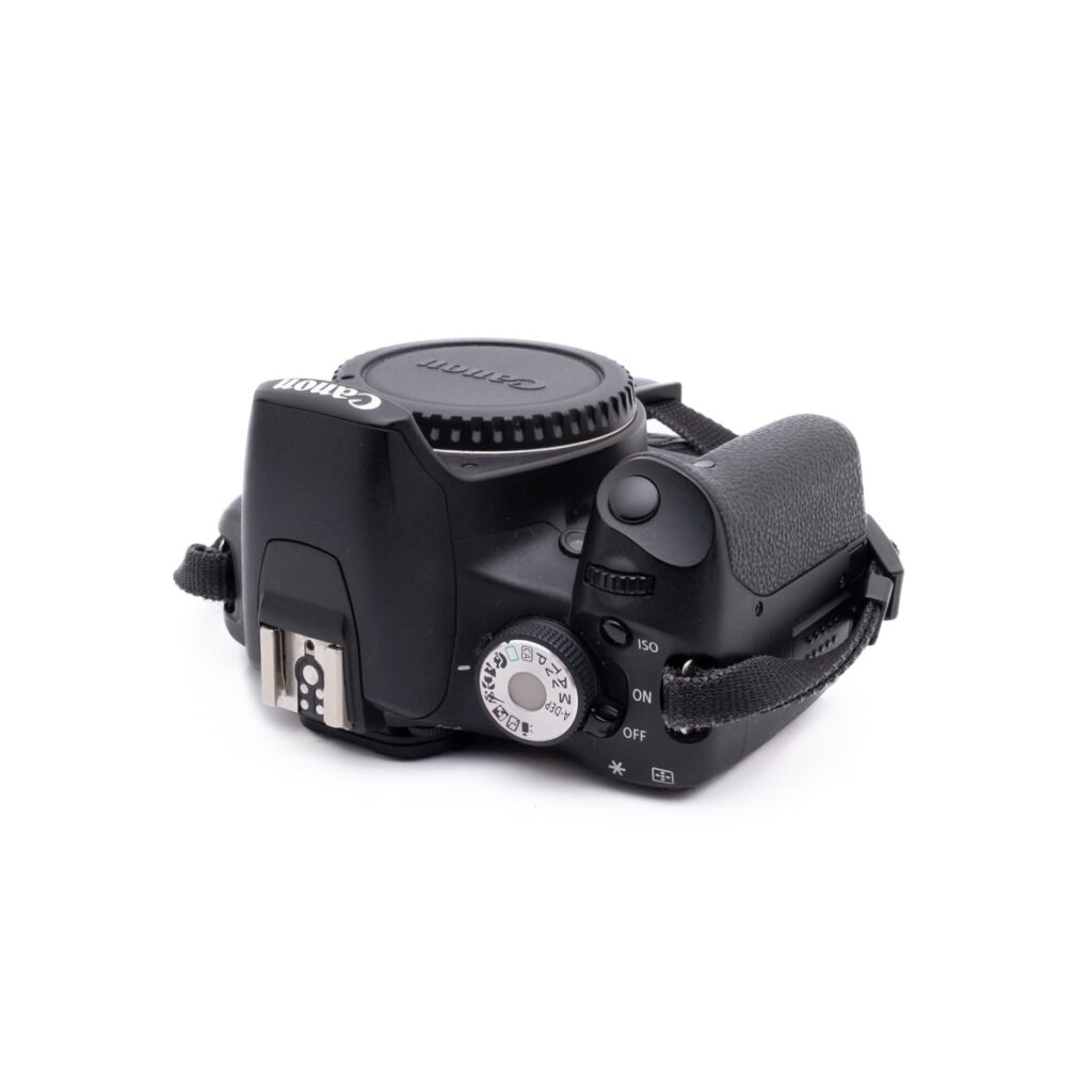 Käytetty Sigma 30mm f/1.4 DC DN -objektiivi Sony E -kiinnikkeelle, kuvattu ylhäältä päin, jossa on näkyvissä säätimet, virtakytkin ja objektiivin kiinnityksen yksityiskohdat.