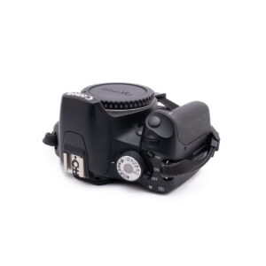 Käytetty Sigma 30mm f/1.4 DC DN -objektiivi Sony E -kiinnikkeelle, kuvattu ylhäältä päin, jossa on näkyvissä säätimet, virtakytkin ja objektiivin kiinnityksen yksityiskohdat.