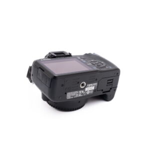 Sigma 30mm f/1.4 DC DN Sony E - Käytetty -objektiivi on kuvattu kyljellään, jolloin takaosan kiinnitys, hallintamerkinnät ja tarrat näkyvät valkoisella pohjalla.