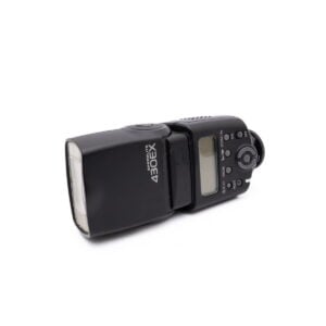 Canon Speedelite 430ex-2 Mustaa Canon Speedlite 430EX - Käytetty ulkoinen kamerasalama on suunnattu valkoiselle taustalle, ja sen LCD-näyttö ja ohjauspainikkeet ovat näkyvissä.