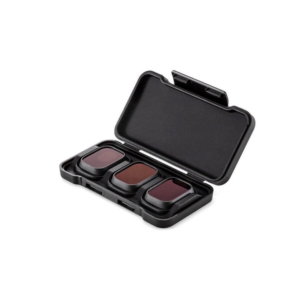 DJI-Mini-3-Pro-ND-set-2 DJI Mini 3 Pro ND-suodatinsarja (ND16, ND64, ND256) sisältää kolme suorakulmaista tummasävyistä suodatinta, jotka ovat erillisissä paikoissa avoimessa mustassa muovikotelossa valkoista taustaa vasten.