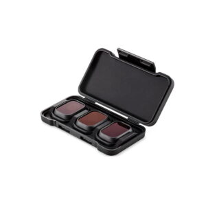 DJI-Mini-3-Pro-ND-set-2 DJI Mini 3 Pro ND-suodatinsarja (ND16, ND64, ND256) sisältää kolme suorakulmaista tummasävyistä suodatinta, jotka ovat erillisissä paikoissa avoimessa mustassa muovikotelossa valkoista taustaa vasten.