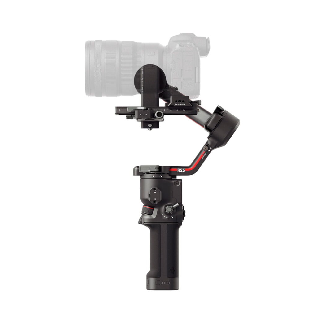 DJI-RS3-3 Musta DJI RS 3 -kardaanivakaaja, jonka päälle on asennettu osittain läpinäkyvä digitaalikamera valkoista taustaa vasten.