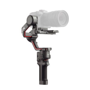 DJI-RS3 DJI RS 3 -gimbaali on käsikameran vakaaja, johon on kiinnitetty DSLR-kamera, ja siinä on musta kahva ja varsi punaisilla korostuksilla ja ohjauspainikkeilla, kuvassa tavallisella valkoisella pohjalla.