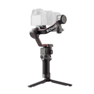 DJI-RS3-4 Musta DJI RS 3 -gimbaali kameranvakain, jossa on pieni jalusta ja sen päälle asennettu digitaalikamera, valkoista taustaa vasten.