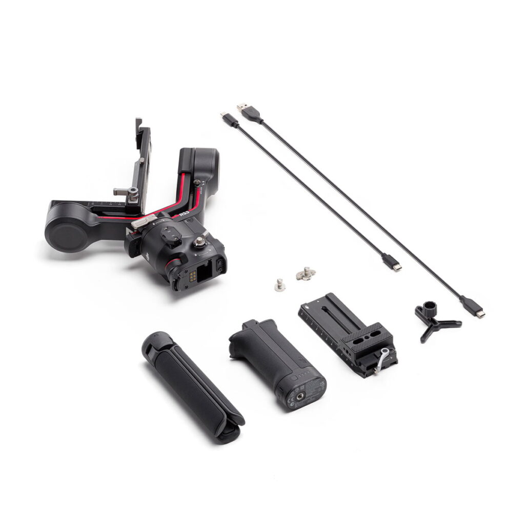 DJI-RS3-5 DJI RS 3 -gimbaali-sarja sisältää päägimbaalin, jalustakahvan, kahvan, kiinnityslevyn, kaapelit, ruuvit ja pienen T-muotoisen työkalun, jotka kaikki on järjestetty valkoiselle taustalle.
