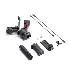 DJI-RS3-5 DJI RS 3 -gimbaali-sarja sisältää päägimbaalin, jalustakahvan, kahvan, kiinnityslevyn, kaapelit, ruuvit ja pienen T-muotoisen työkalun, jotka kaikki on järjestetty valkoiselle taustalle.