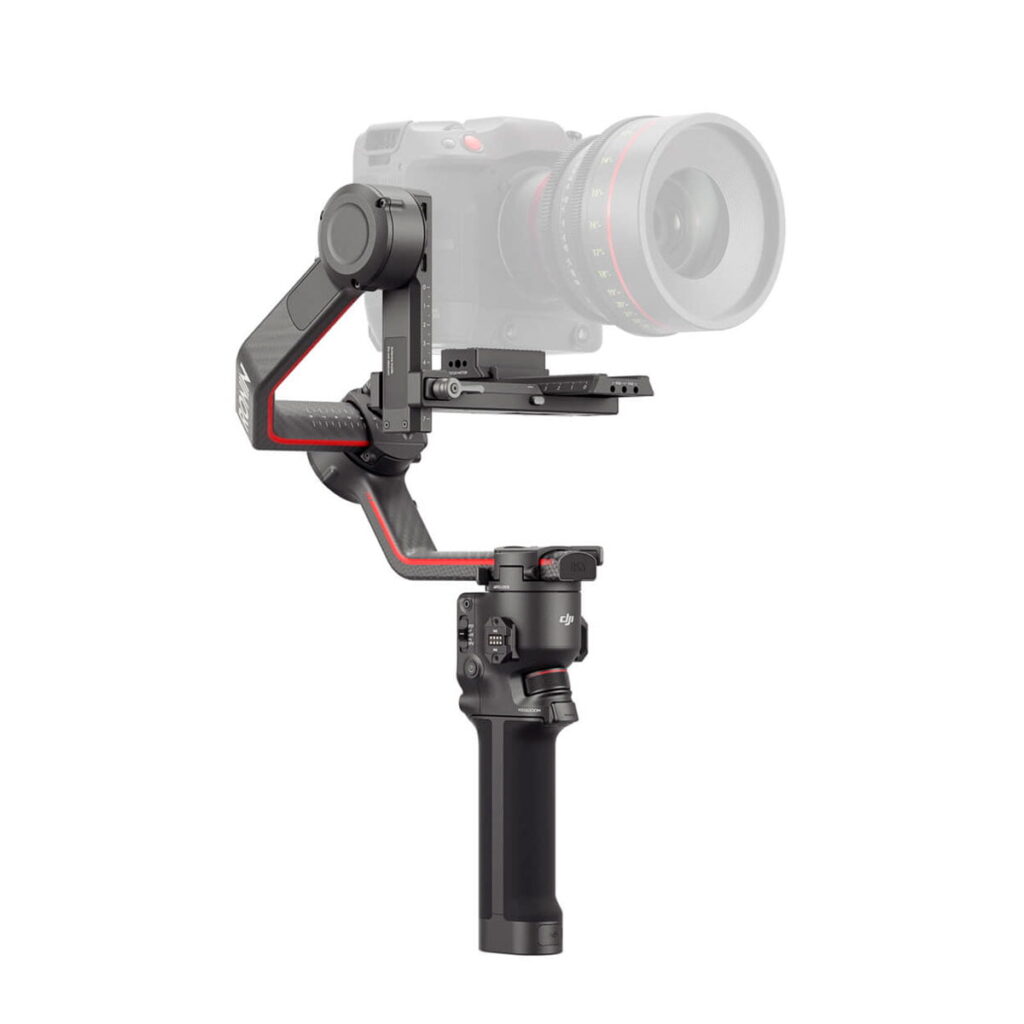 DJI-RS3-Pro Mustan ja punaisen värinen DJI RS 3 Pro -gimbaali käsikameran vakaaja, jossa on digitaalinen kamera, jossa on suuri linssi, eristettynä valkoisella taustalla.