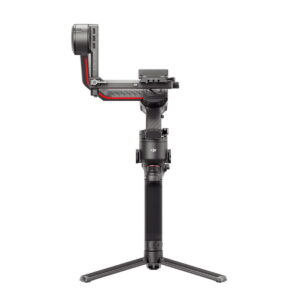 DJI-RS3-Pro-2 DJI RS 3 Pro -gimbaali on musta käsikameran gimbaalivakaaja, jossa on jalusta, pystyvarsi ja useita säätönuppeja ja joka on suunniteltu vakaaseen videokuvaukseen.
