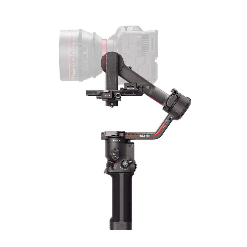 DJI-RS3-Pro-3 DJI RS 3 Pro -gimbaali on musta käsikameran gimbaalivakaaja, jossa on punaiset korostukset ja jossa on kahva, ohjauspainikkeet ja moottoroidut varret kameran vakauttamiseen ja tukemiseen. Kuvassa pitelee osittain läpinäkyvää kameraa.