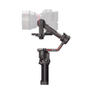 DJI-RS3-Pro-3 DJI RS 3 Pro -gimbaali on musta käsikameran gimbaalivakaaja, jossa on punaiset korostukset ja jossa on kahva, ohjauspainikkeet ja moottoroidut varret kameran vakauttamiseen ja tukemiseen. Kuvassa pitelee osittain läpinäkyvää kameraa.