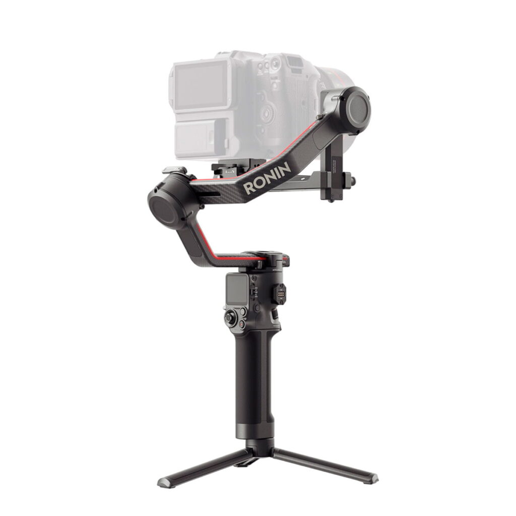 DJI-RS3-Pro-4 Musta DJI RS 3 Pro -gimbaali käsikameran kardaanivakaaja on asennettu pienelle jalustalle, joka tukee osittain läpinäkyvää digitaalikameraa.