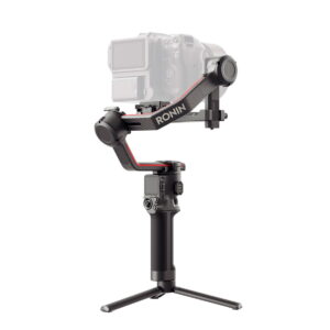 DJI-RS3-Pro-4 Musta DJI RS 3 Pro -gimbaali käsikameran kardaanivakaaja on asennettu pienelle jalustalle, joka tukee osittain läpinäkyvää digitaalikameraa.