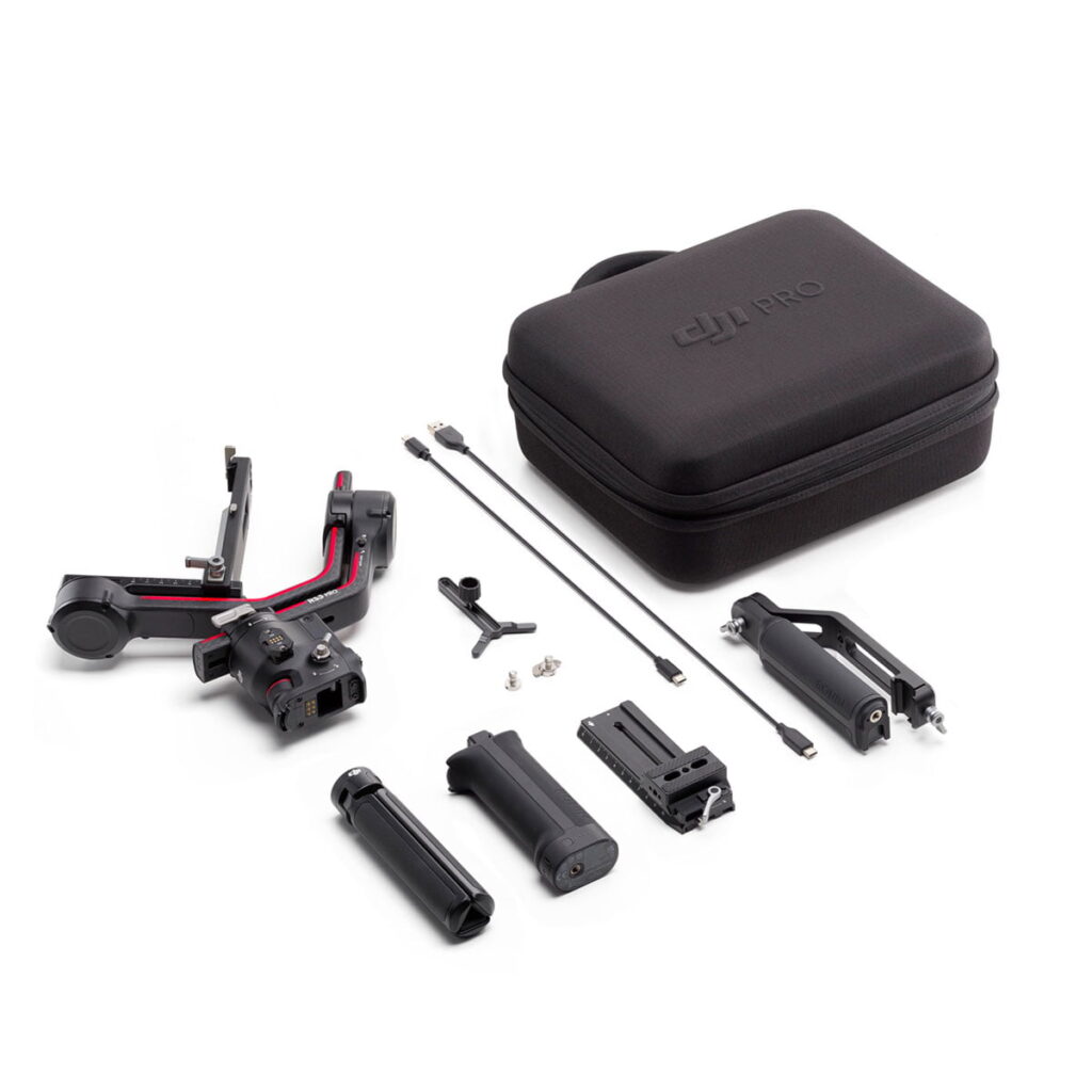 DJI-RS3-Pro-5 DJI RS 3 Pro -gimbaali, jossa on gimbaali, jalustakahva, kantolaukku, akut, kaapelit, asennuslevy, ruuvit ja tarvikkeet, on esillä valkoisella pinnalla.