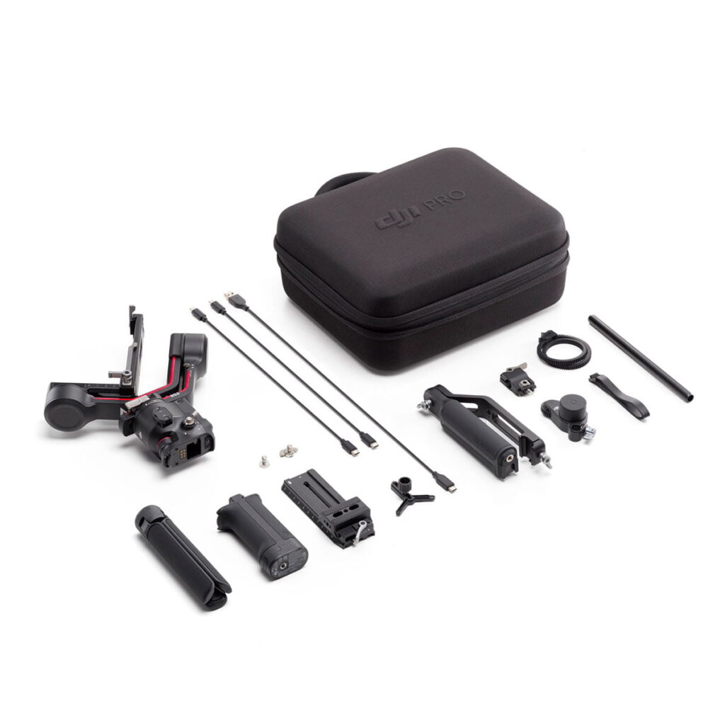 DJI-RS3-combo DJI RS 3 Combo -gimbaali kova kotelo, jossa on gimbaali, kahvat, kaapelit, akut, kiinnitystarvikkeet ja pienet komponentit siististi järjestettynä valkoisella pohjalla.