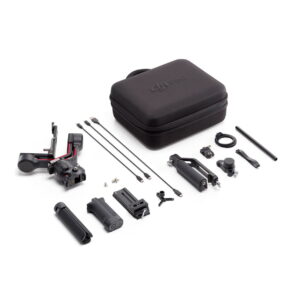 DJI-RS3-combo DJI RS 3 Combo -gimbaali kova kotelo, jossa on gimbaali, kahvat, kaapelit, akut, kiinnitystarvikkeet ja pienet komponentit siististi järjestettynä valkoisella pohjalla.