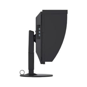 Eizo-ColorEdge-CG2420-04 Eizo 24" ColorEdge CG2420-BK -näytön sivukuva mustana pyöreällä jalustalla, jossa korostuu sen paksuus ja korkeus. Kaksi sivussa olevaa USB-porttia ja jalustan kaapelinhallintarengas näkyvät valkoista taustaa vasten.