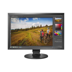 Eizo-ColorEdge-CS2420-01 Eizo 24" ColorEdge CS2420-BK -näytöllä näkyy kuvankäsittelyohjelma, jossa on kuva kolmesta pyöräilijästä ruohikkoisella rinteellä, jota ympäröivät väripaletit ja muokkaustyökalut.