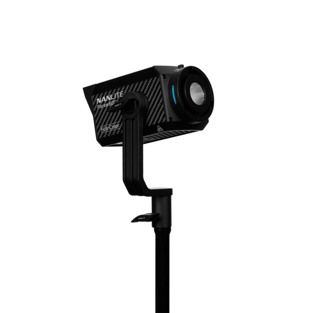 Forza-60C-1 Musta NANLITE Forza 60C RGBLAC LED-valonheitin, jossa on sylinterimäinen muotoilu, on asennettu pystysuoraan jalustaan valkoista taustaa vasten, ja siinä on etulinssi ja näkyvä sivuteksti.