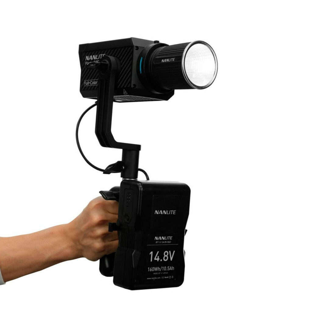 Forza-60C-3 Kädessä on NANLITE Forza 60C RGBLAC LED-valonheitin, jossa on kahva ja 14,8 V:n akku, joka on suunniteltu ammattimaiseen valokuvaukseen tai videokuvaukseen.