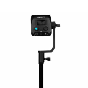 Forza-60C-4 NANLITE Forza 60C RGBLAC Led Spotlight -LED-valo on asennettu mustaan jalustaan, kuvassa takaa. Sen ohjauspaneelissa on näyttö, painikkeet ja säätönupit, jotka kaikki on asetettu tavalliselle valkoiselle taustalle.