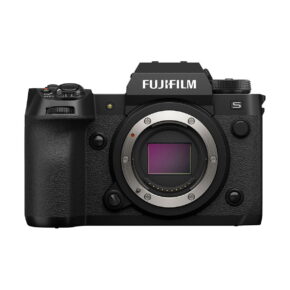 Fujifilm_X-H2S_001 Etukuva Fujifilm X-H2S -järjestelmäkameran rungosta ilman objektiivia, jossa on kuvakenno ja säätimet valkoista taustaa vasten.