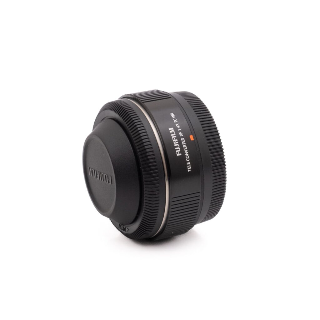 Fujinon 1.4x converter-1 Käytetty Olympus OM-D E-M1X (SC 460) -kamera valkoisella pohjalla.