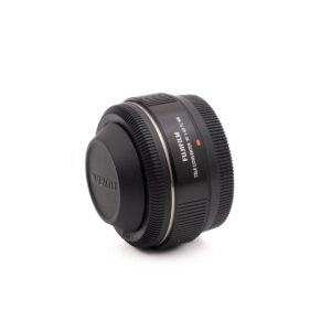 Fujinon 1.4x converter-1 Käytetty Olympus OM-D E-M1X (SC 460) -kamera valkoisella pohjalla.