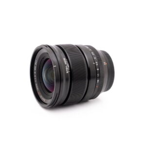 Fujinon 16mm f1.4-2 Olympus OM-D E-M1X (SC 460) - Käytetty kamerarunko näkyy valkoisella pohjalla, hieman vasemmalle suunnattuna.