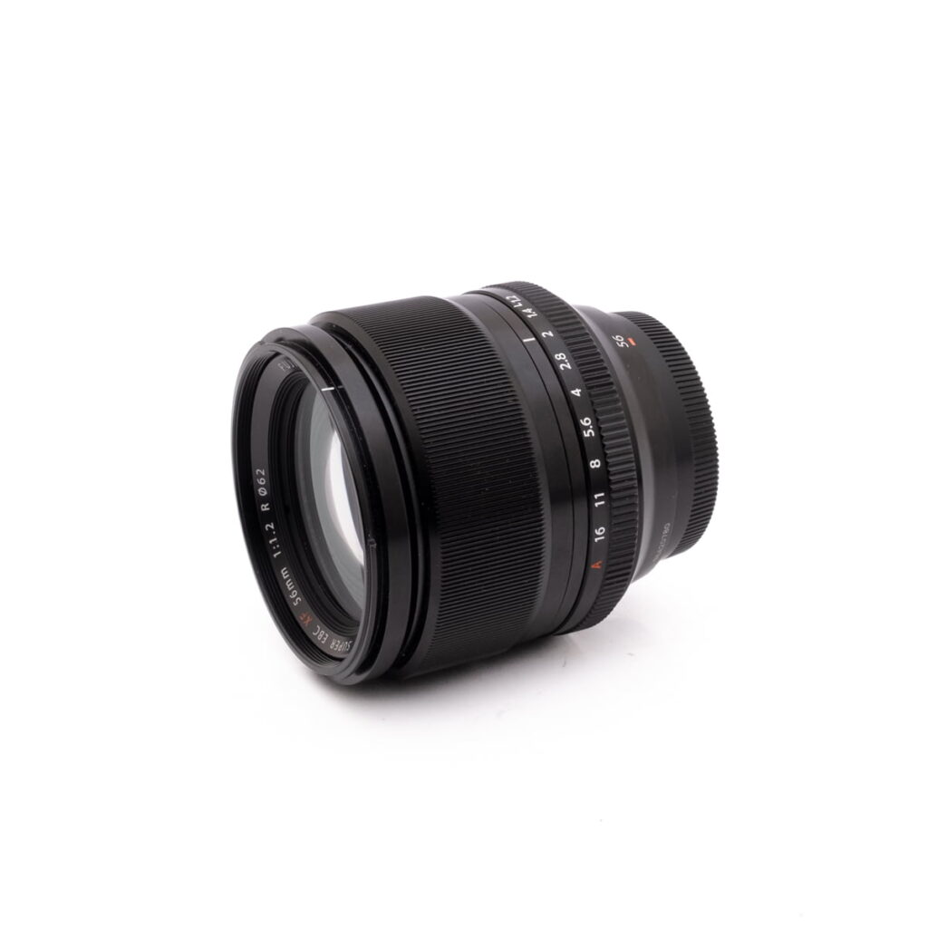 Fujinon 56mm f1.2-2 Canon Speedlite 430EX - Käytetty salama näkyy valkoisella taustalla, hieman vasemmalle suunnattuna.