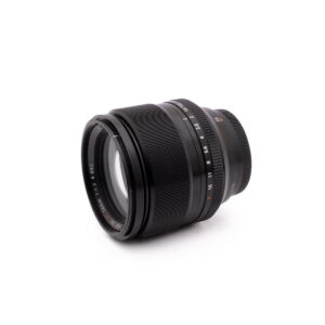 Fujinon 56mm f1.2-2 Canon Speedlite 430EX - Käytetty salama näkyy valkoisella taustalla, hieman vasemmalle suunnattuna.