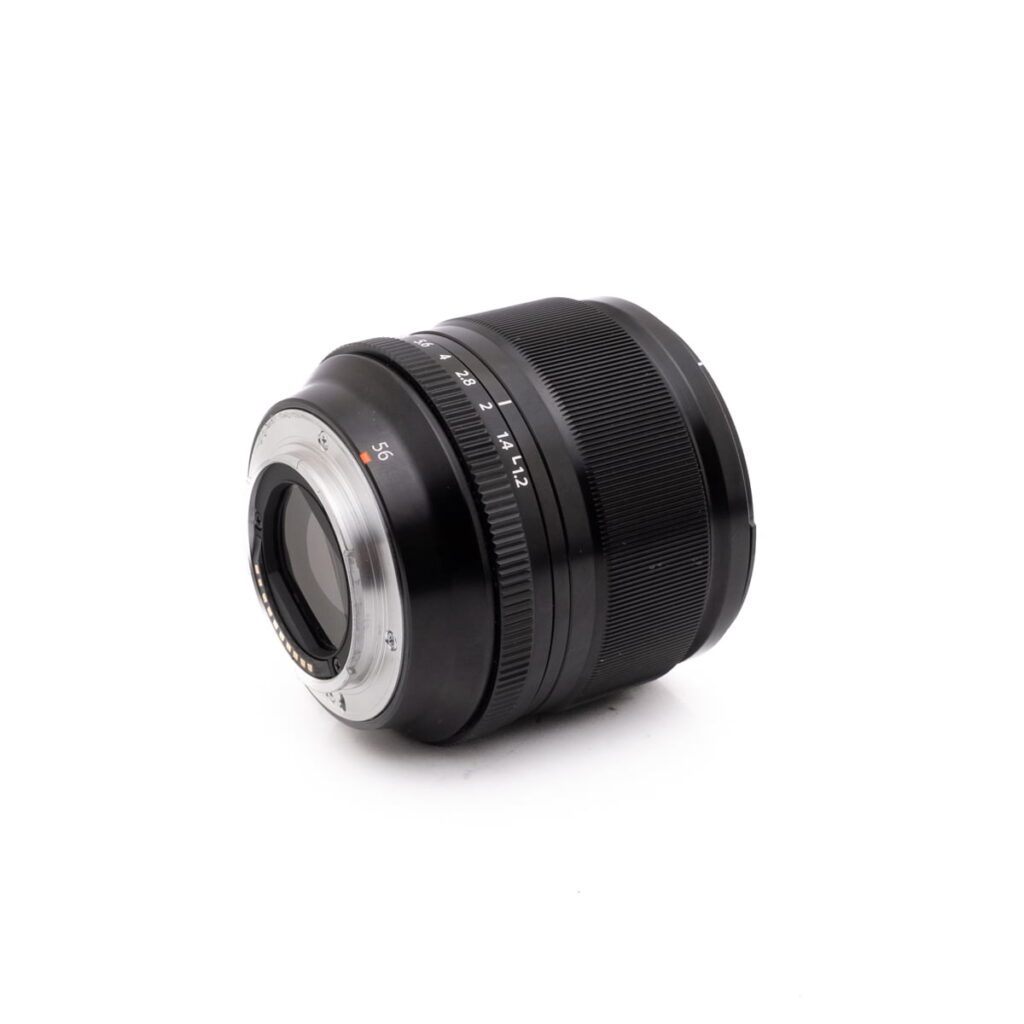 Fujinon 56mm f1.2-3 Canon Speedlite 430EX - Käytetty istuu valkoisella pohjalla, ja se on sijoitettu kulmaan, jossa salamapää ja osa ohjauspaneelista näkyvät.