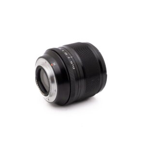 Fujinon 56mm f1.2-3 Canon Speedlite 430EX - Käytetty istuu valkoisella pohjalla, ja se on sijoitettu kulmaan, jossa salamapää ja osa ohjauspaneelista näkyvät.