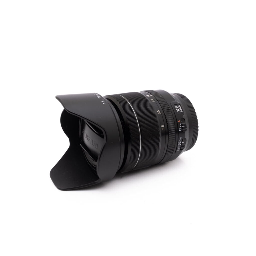 Fujinon 56mm f2.8-4-1 Canon Speedlite 430EX - Käytetty -salamalaite lepää valkoisella taustalla, ja sen rungossa on selkeät tuotemerkit ja mallin tiedot.