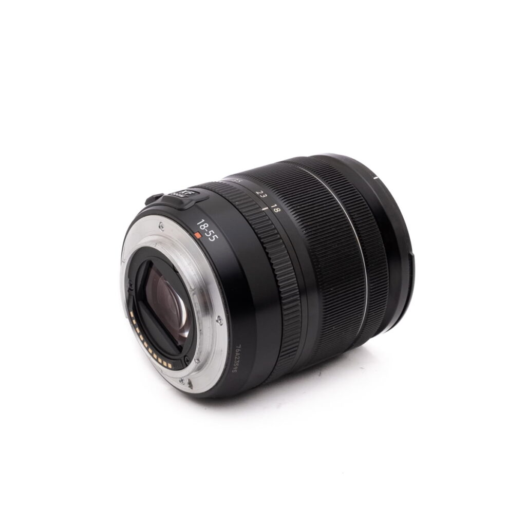 Fujinon 56mm f2.8-4-3 Canon Speedlite 430EX - Käytetty salama on esillä valkoisella pohjalla, ja se on sijoitettu kulmaan, jotta sen painikkeet ja kiinnitysjalka tulevat esiin.