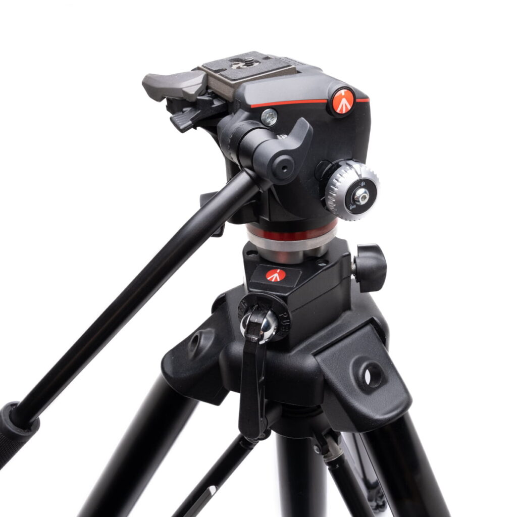 Nikon AF-S Nikkor 50mm f/1.8 G (Kunto K4.5) - Käytetty -objektiivin lähikuva, jossa näkyy sen tyylikäs musta muotoilu, yksityiskohtainen tarkennusrengas ja selkeät tuotemerkinnät.