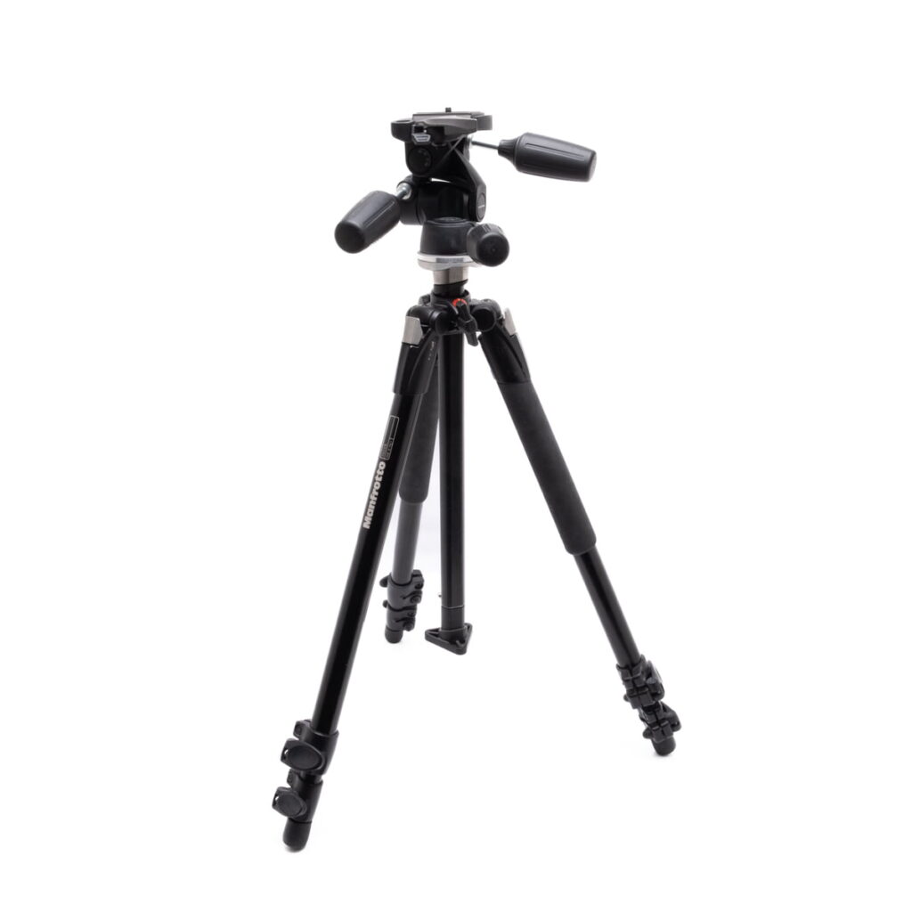 Manfrotto 190XB ja 804RC2 jalusta-1 Canon Speedlite 430EX - Käytetty salamalaite valkoisella taustalla.