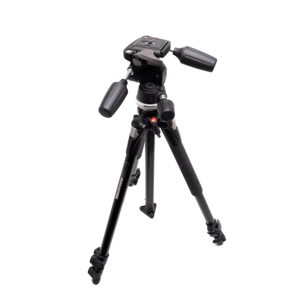 Manfrotto 190XB ja 804RC2 jalusta-2 Canon Speedlite 430EX - Käytetty, esillä valkoisella taustalla. Tämä käytetty salamalaite tarjoaa luotettavan suorituskyvyn, helppokäyttöiset säätimet ja säädettävät asetukset parempaan valokuvaukseen.