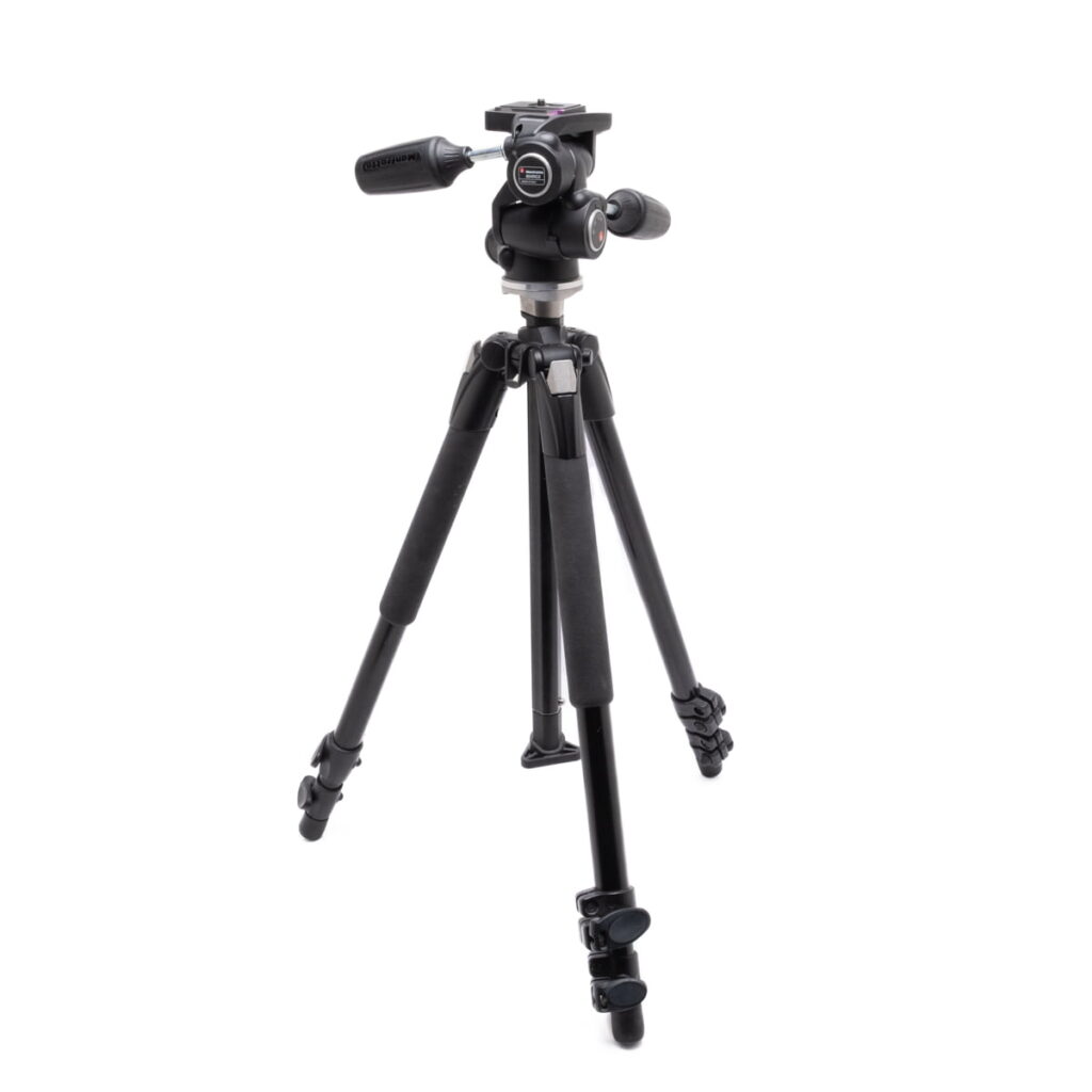 Manfrotto 190XB ja 804RC2 jalusta-3 Käytetty Canon Speedlite 430EX -salamalaite näkyy valkoisella taustalla.