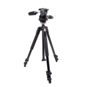 Manfrotto 190XB ja 804RC2 jalusta-3 Käytetty Canon Speedlite 430EX -salamalaite näkyy valkoisella taustalla.
