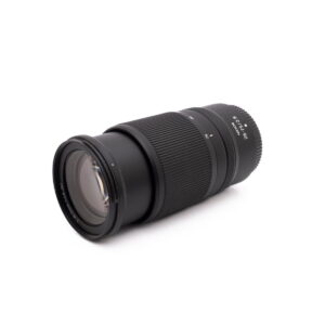 Nikkor 28-75mm f2.8-2 Sigma 30mm f/1.4 DC DN Sony E - Käytetty objektiivi, jossa on kuvioidut pitorenkaat, näkyy valkoisella pohjalla, ja se on kuvakulmattu korostamaan lasin ja piipun yksityiskohtia.